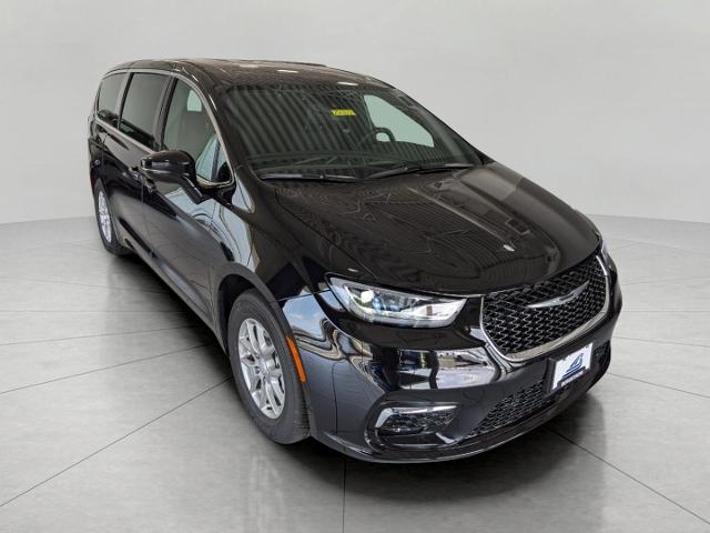 2025 Chrysler Pacifica Vehicle Photo in Neenah, WI 54956