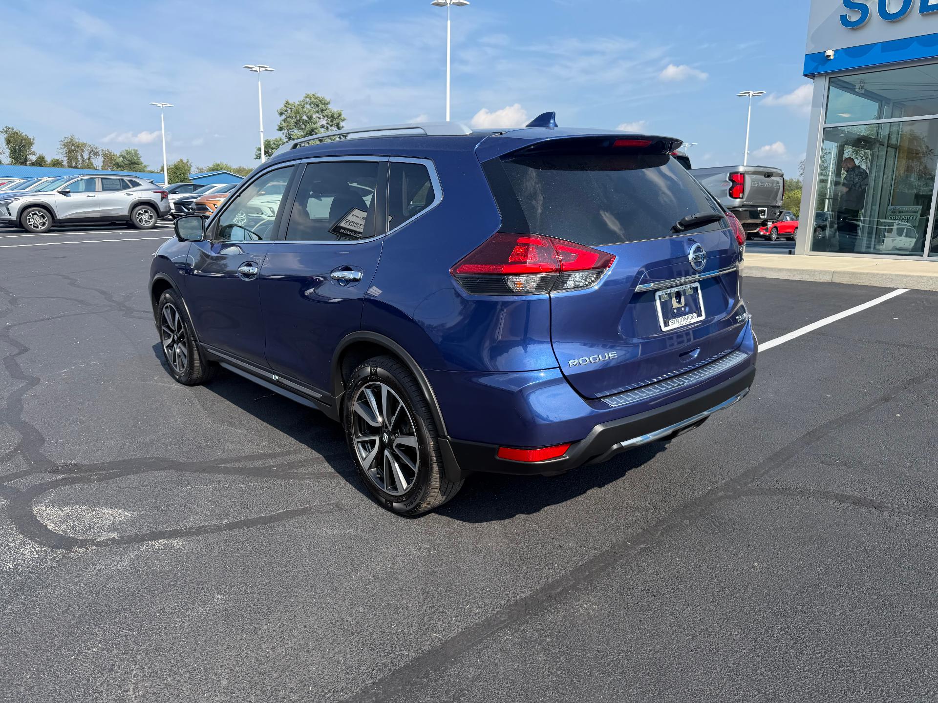 2018 Nissan Rogue photo 4 of 36