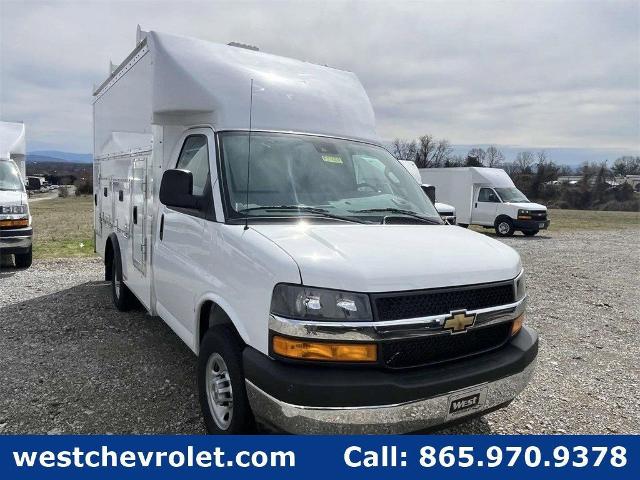 2025 Chevrolet Express Cutaway 3500 Vehicle Photo in ALCOA, TN 37701-3235