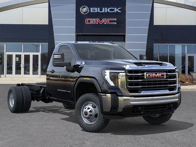 2025 GMC Sierra 3500 HD Chassis Cab Vehicle Photo in DANBURY, CT 06810-5034
