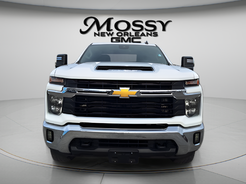 2024 Chevrolet Silverado 2500 HD photo 2 of 31