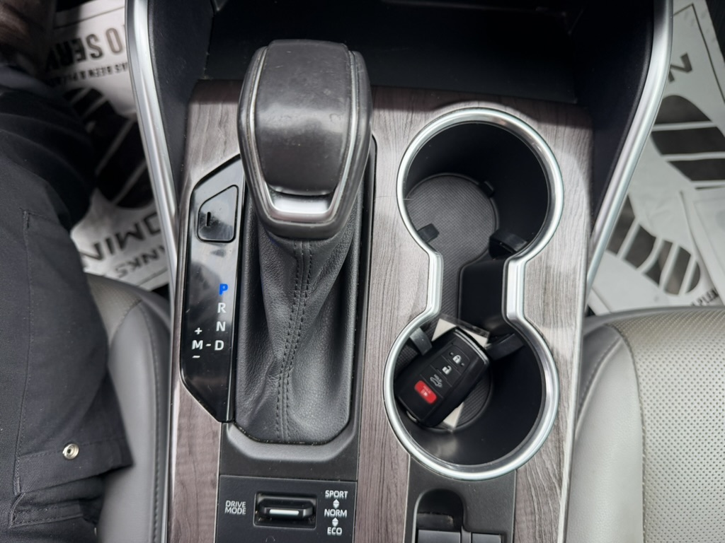 2021 Toyota Highlander photo 27 of 38