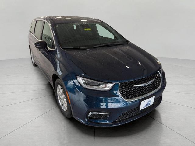 2025 Chrysler Pacifica Vehicle Photo in Neenah, WI 54956