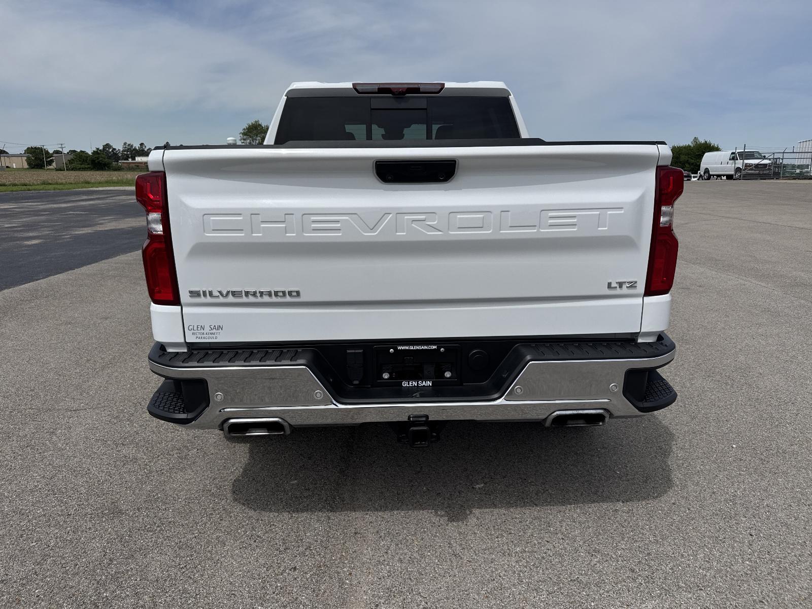 View vehicle photo 4