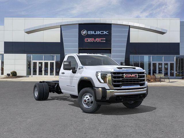 2025 GMC Sierra 3500 HD Chassis Cab Vehicle Photo in DANBURY, CT 06810-5034