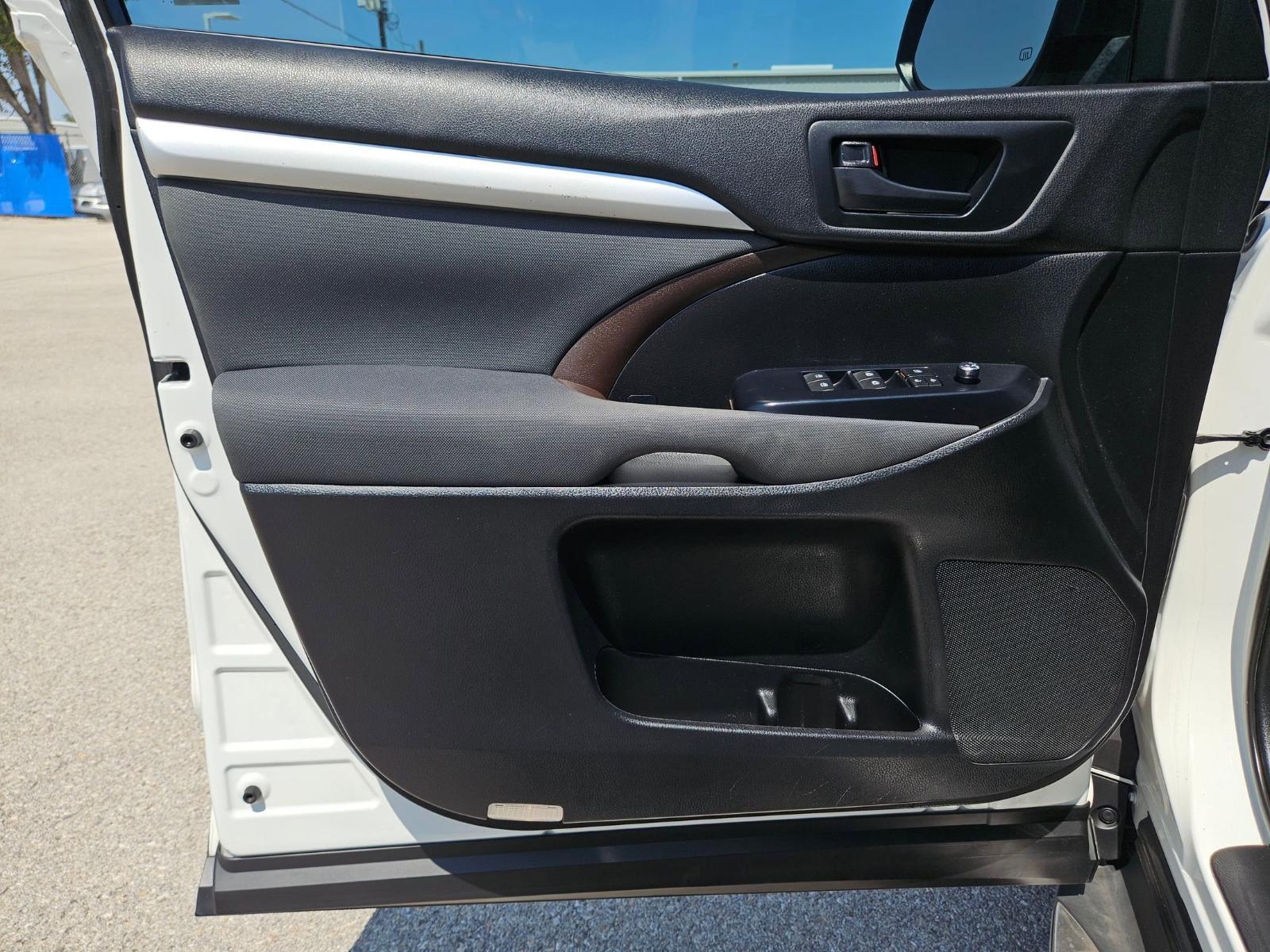 2019 Toyota Highlander Vehicle Photo in Seguin, TX 78155