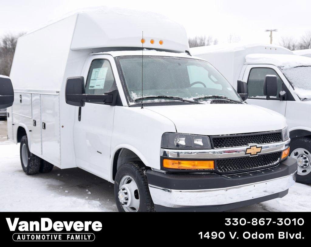 2025 Chevrolet Express Cutaway 3500 Vehicle Photo in AKRON, OH 44320-4088