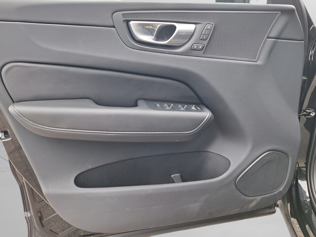 2025 Volvo XC60 photo 27 of 29