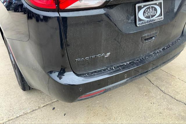 2020 Chrysler Pacifica Vehicle Photo in TOPEKA, KS 66609-0000