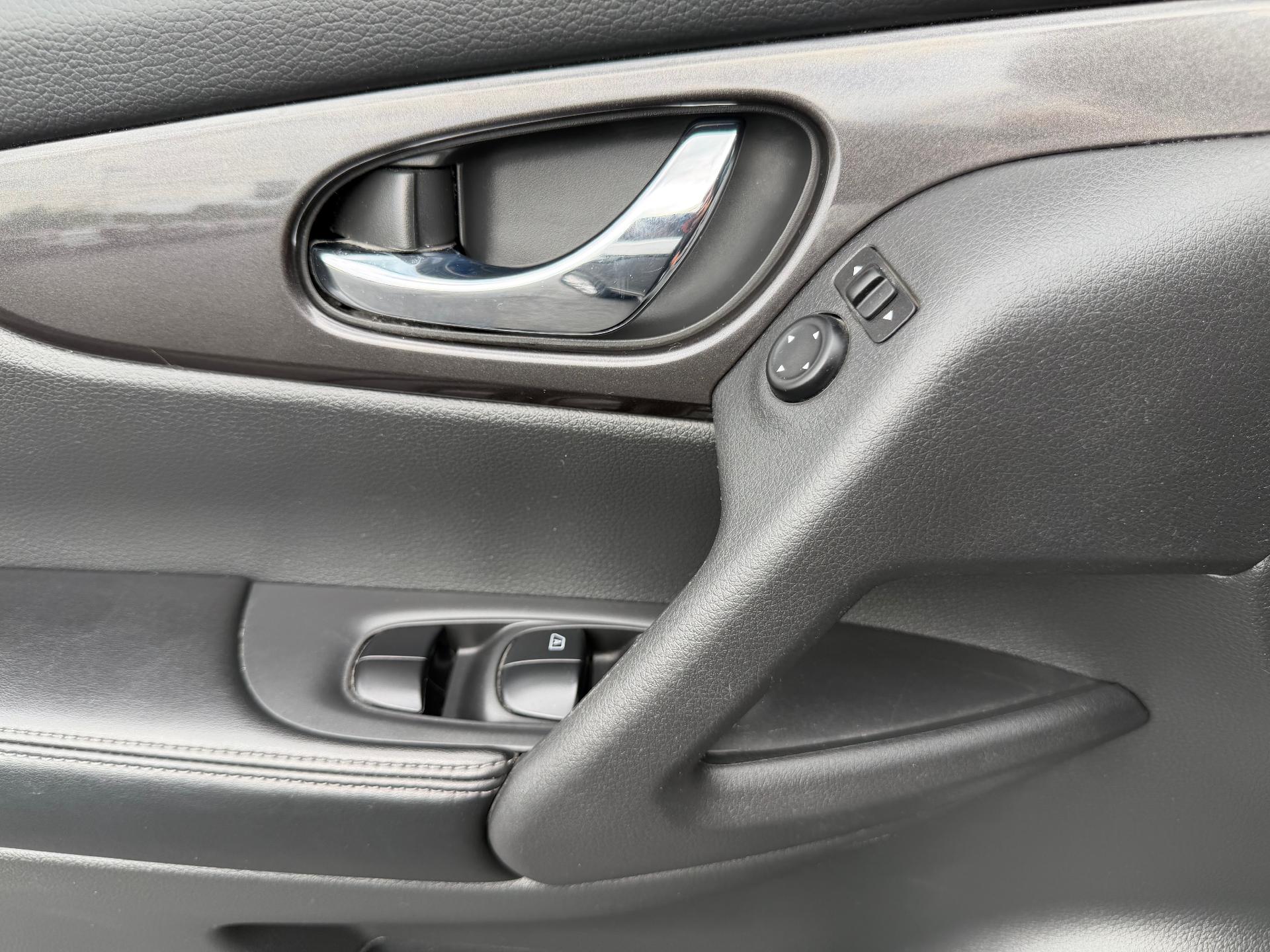 2019 Nissan Rogue photo 30 of 36