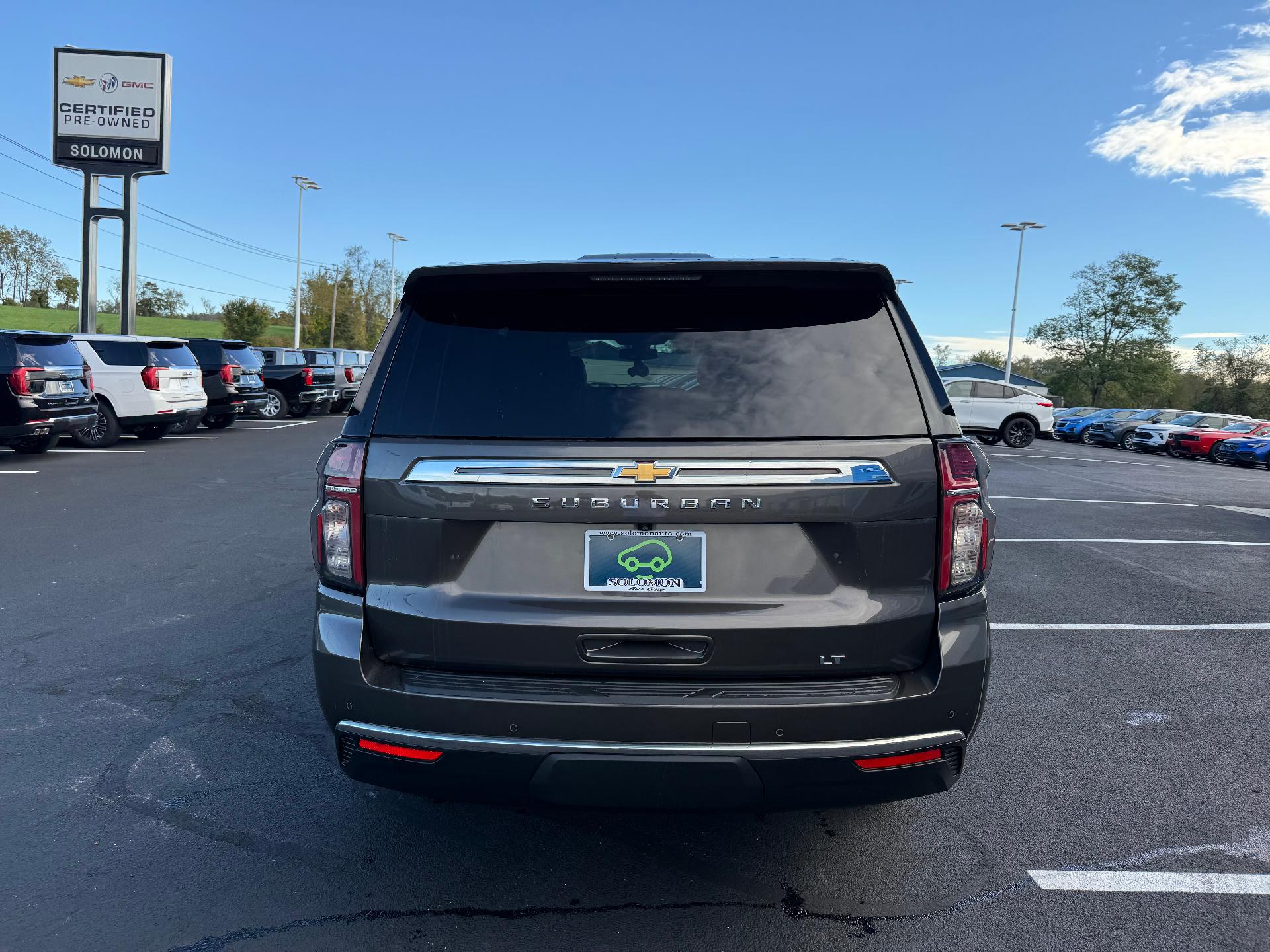 2021 Chevrolet Suburban photo 4 of 27