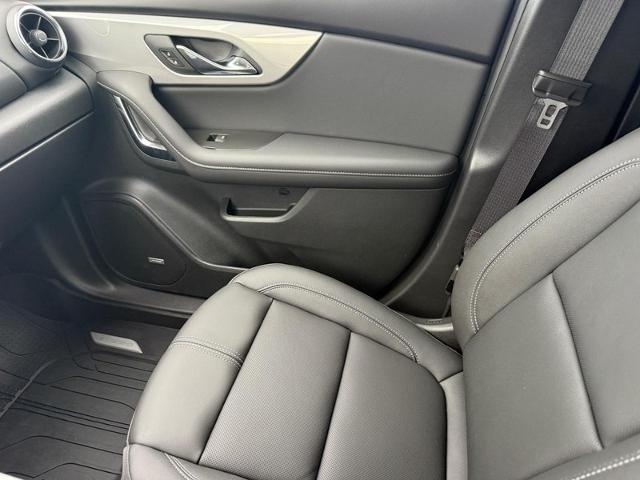 2025 Chevrolet Blazer Vehicle Photo in COLUMBIA, MO 65203-3903