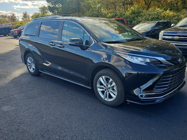 2024 Toyota Sienna Vehicle Photo in MOON TOWNSHIP, PA 15108-2571