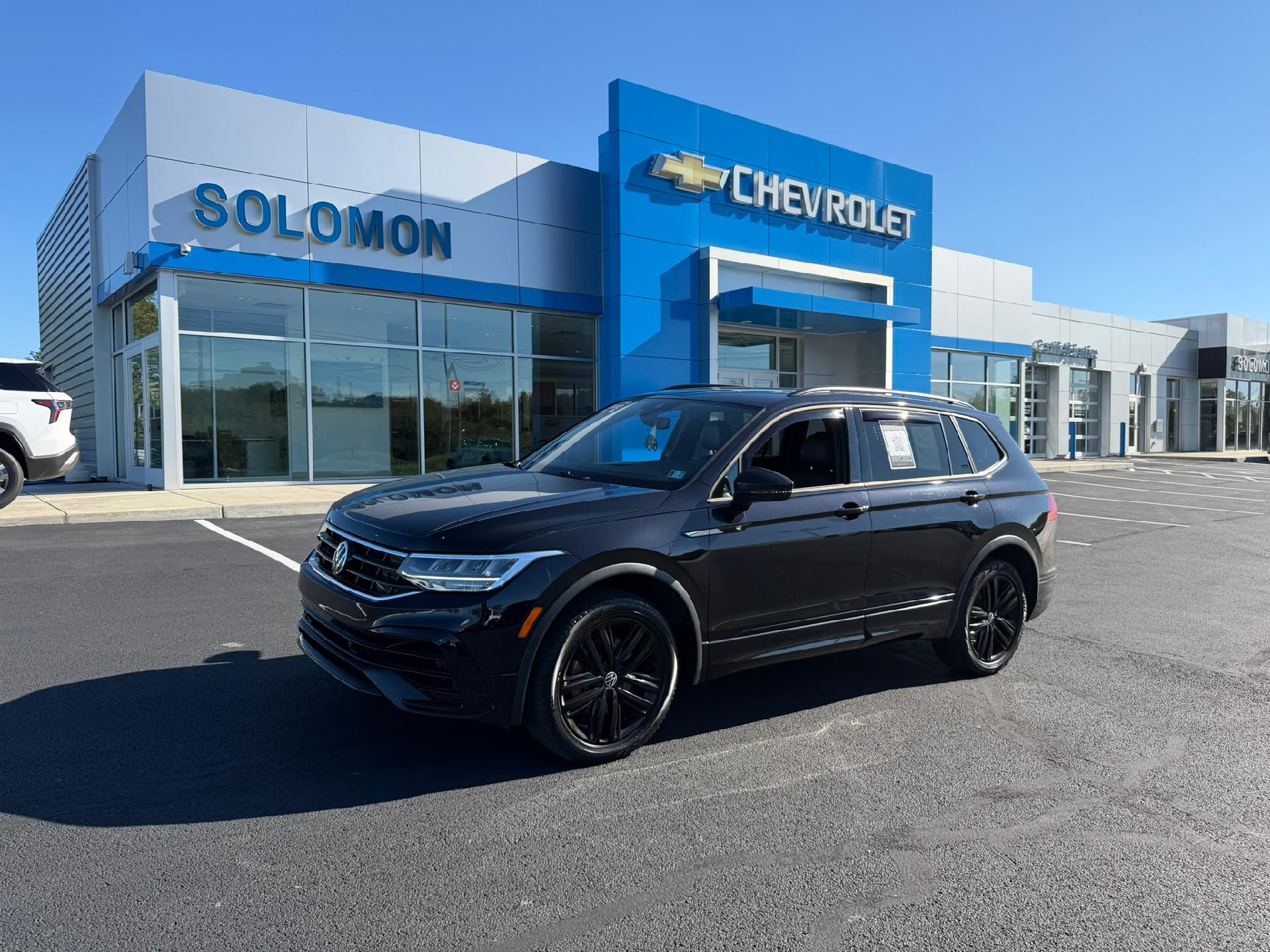 2022 Volkswagen Tiguan photo 2 of 37