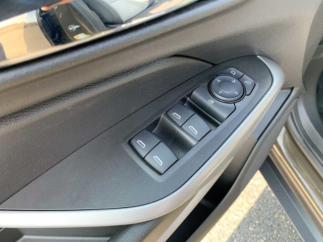 2024 Chevrolet Trax Vehicle Photo in MOON TOWNSHIP, PA 15108-2571