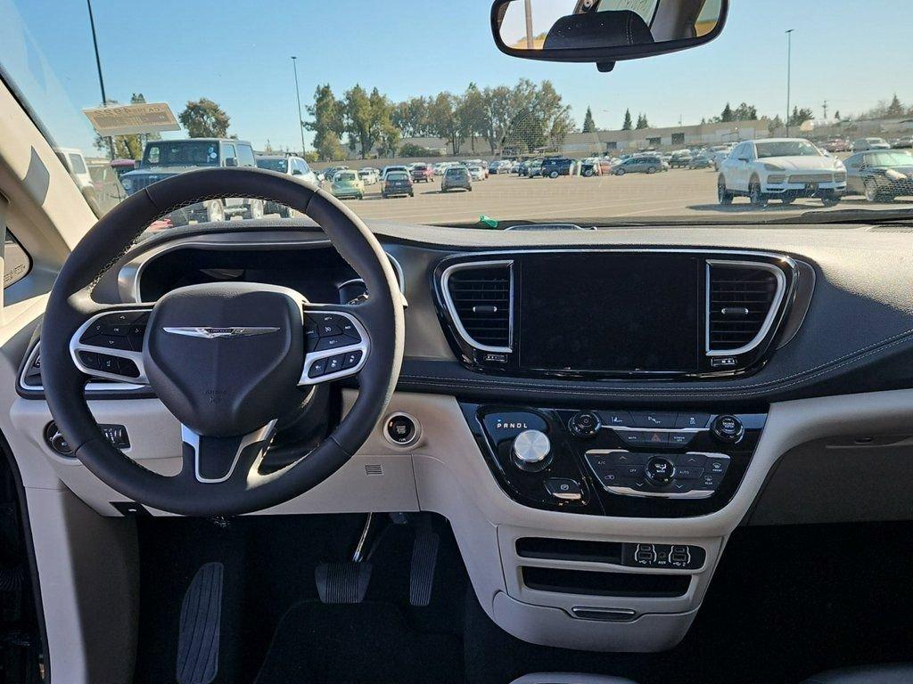 2023 Chrysler Pacifica Vehicle Photo in Cedar Rapids, IA 52402