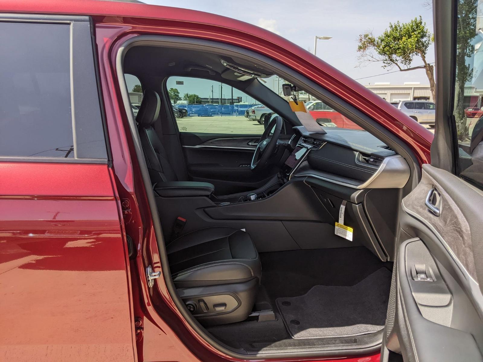 2025 Jeep Grand Cherokee L Vehicle Photo in Seguin, TX 78155