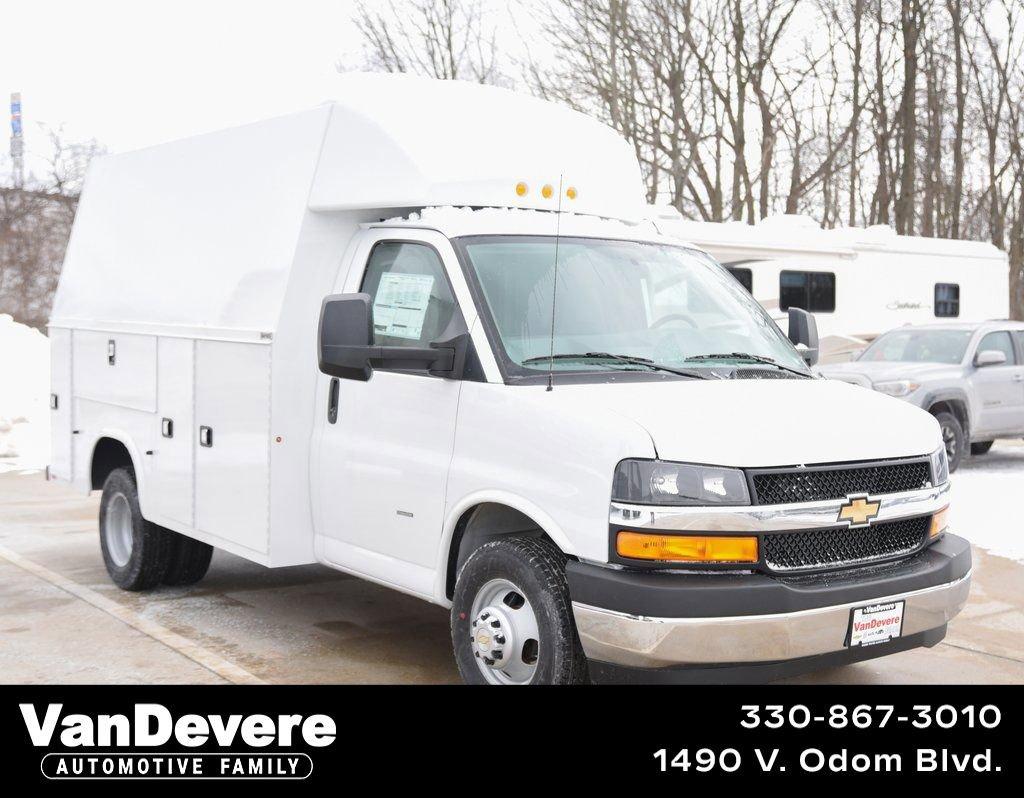 2025 Chevrolet Express Cutaway 3500 Vehicle Photo in AKRON, OH 44320-4088