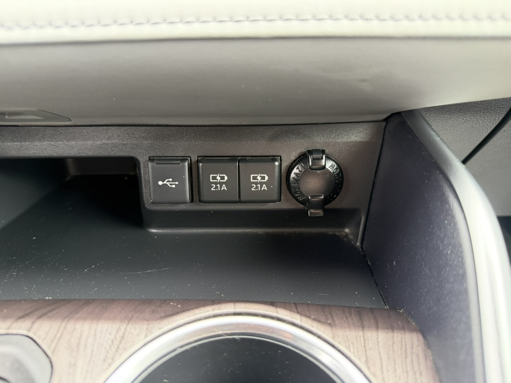 2021 Toyota Highlander photo 28 of 38