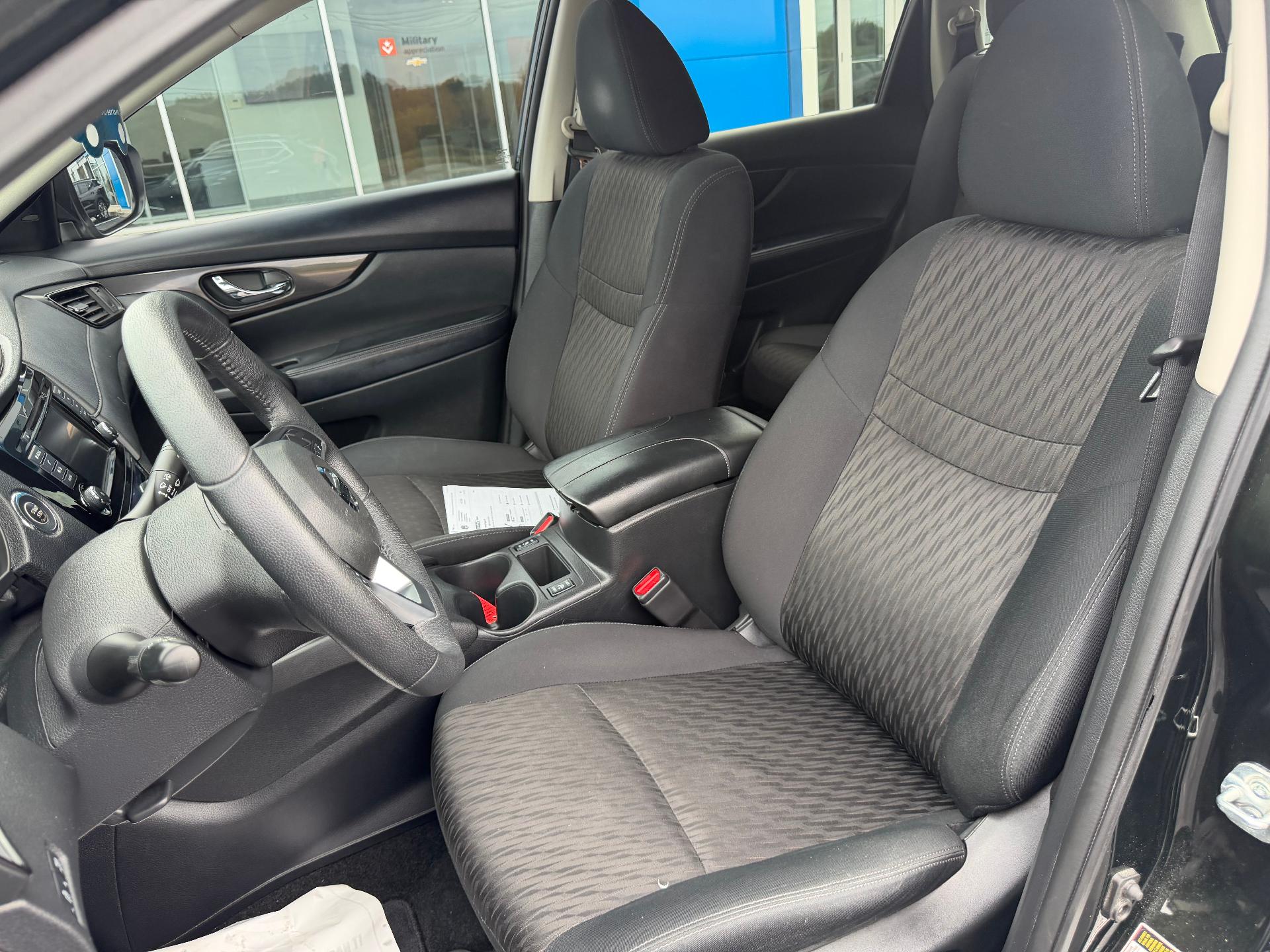 2019 Nissan Rogue photo 18 of 36