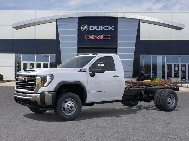 2025 GMC Sierra 3500 HD Chassis Cab Vehicle Photo in DANBURY, CT 06810-5034