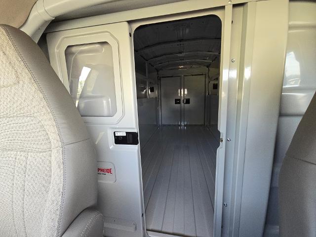 2025 Chevrolet Express Commercial Cutaway Vehicle Photo in INDEPENDENCE, MO 64055-1314