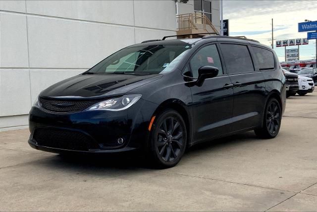 2020 Chrysler Pacifica Vehicle Photo in TOPEKA, KS 66609-0000