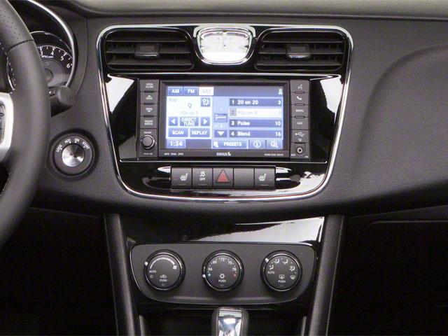 2011 Chrysler 200 Vehicle Photo in LEOMINSTER, MA 01453-2952