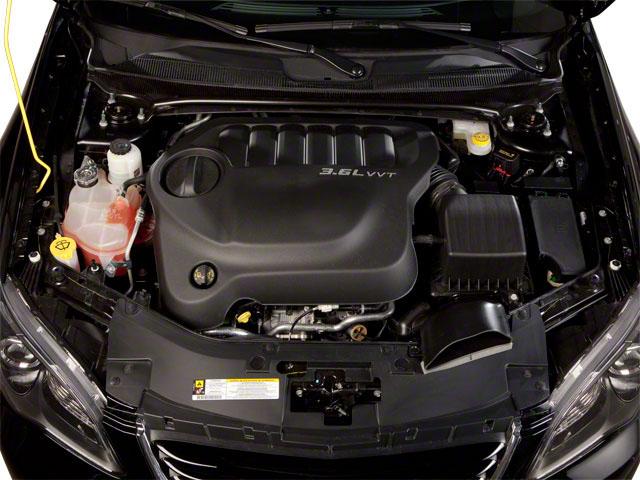 2011 Chrysler 200 Vehicle Photo in LEOMINSTER, MA 01453-2952