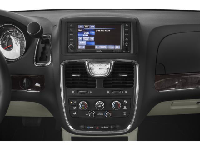 2014 Chrysler Town & Country Vehicle Photo in Cedar Rapids, IA 52402